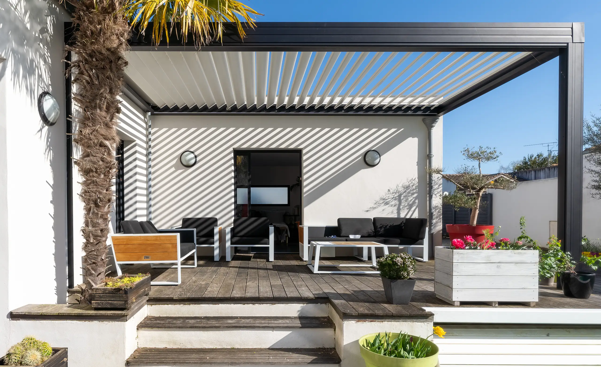 Pergola bioclimatique ou store banne : quelle solution choisir pour votre terrasse ?